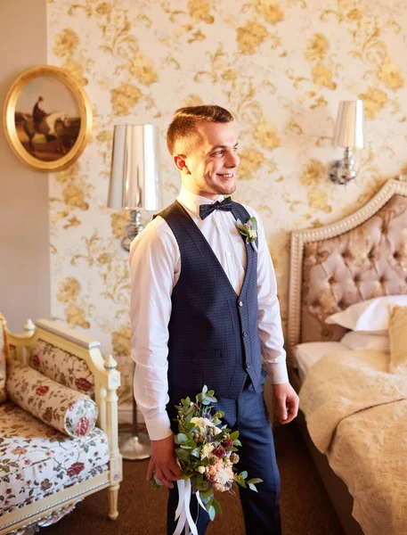 Stilvoller Bräutigam Steht Neben Einem Großen Fenster Hochzeitsporträt Eines Jungen — Stockfoto