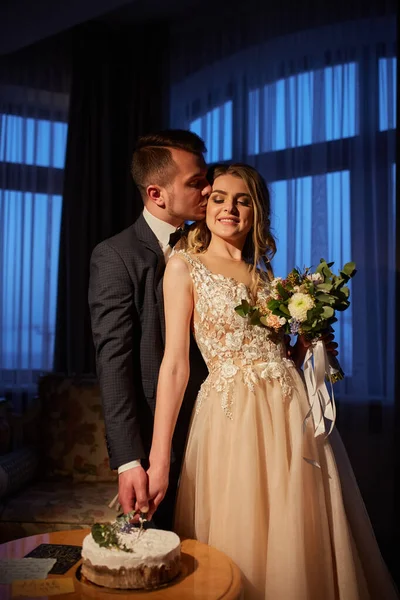 Ein Junges Paar Sitzt Auf Einer Hochzeit Einem Tisch Und — Stockfoto