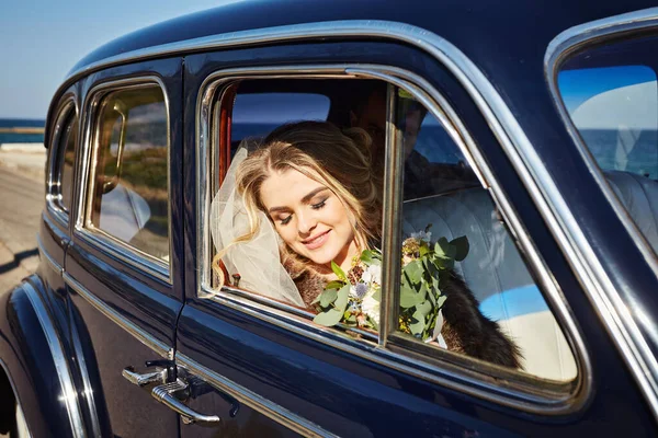 Pretty Bride Luxury Wedding Dress Sitting Retro Car Holding Wedding — Stock Photo, Image