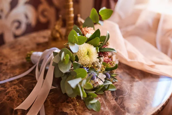 古いエレガントなテーブルの上の結婚式のブーケ — ストック写真