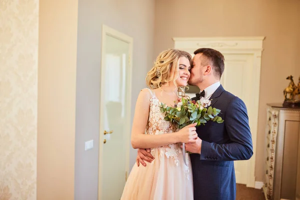 Schöne Hochzeit Mann Und Frau Braut Und Bräutigam Stehen Loft — Stockfoto