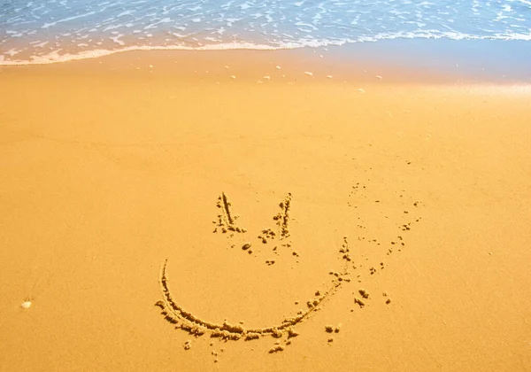 Drôle Sourire Visage Dessiné Sur Sable Humide Près Mer — Photo