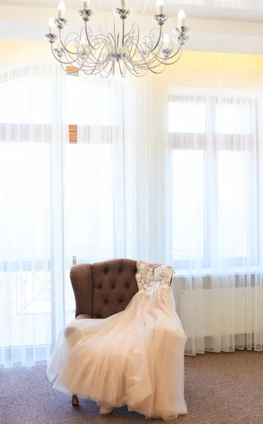 Lüks Bir Otel Odasında Avize Asılı Elbise Düğün Gelin Kıyafeti — Stok fotoğraf