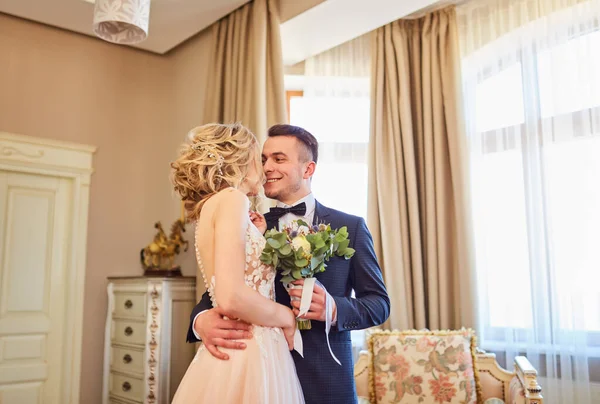 Das Erste Treffen Des Brautpaares Pinkfarbenes Hochzeitskleid Grauer Anzug Und — Stockfoto