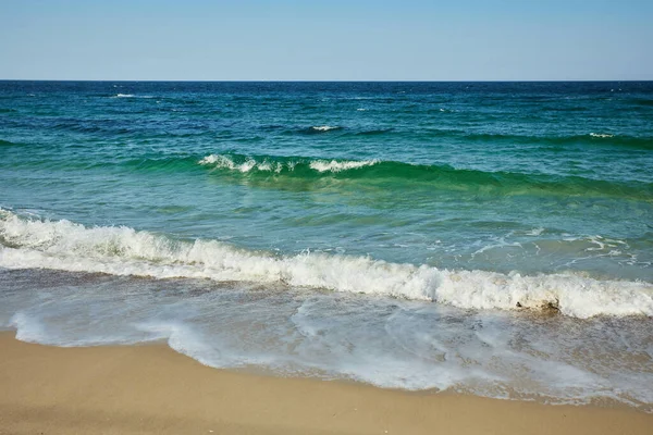 Strand Und Meer Küstenlinie Kleine Wellen Einem Klaren Tag — Stockfoto