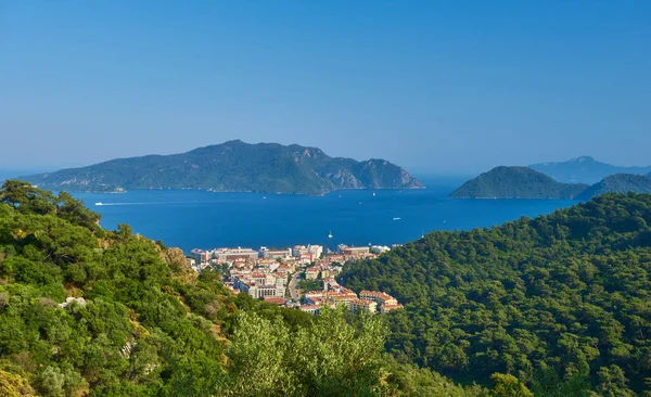 Akdeniz yakınlarındaki Marmaris Türkiye tatil beldesinin muhteşem manzarası. Yaz tatili.