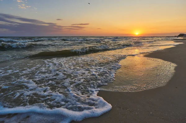 Mjuka Havsvågor Och Bubblor Stranden Med Solnedgång Himmel Bakgrund — Stockfoto