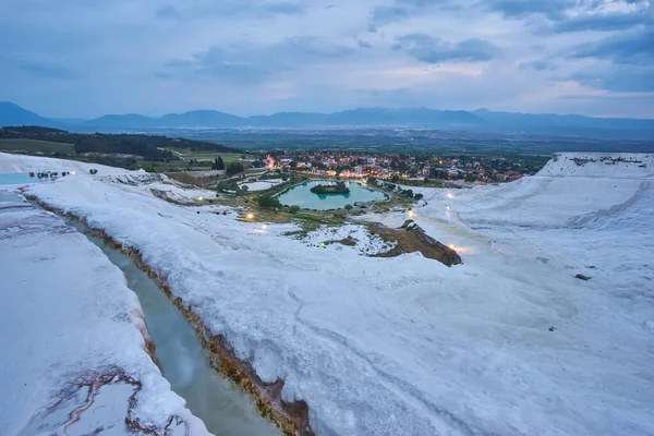 Pamukkale Travertines Primer Plano Cielo Atardecer Casas Iluminadas Fondo — Foto de Stock