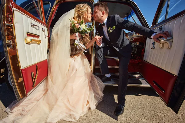Glückliche Braut Und Bräutigam Umarmen Und Posieren Vor Der Trauung — Stockfoto