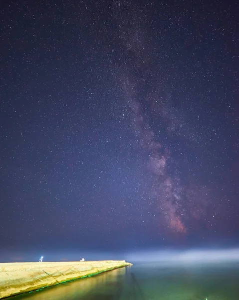 Εγκάρσια Γαλακτώδη Τρόπο Πάνω Από Θάλασσα Στο Σκοτεινό Καθαρό Ουρανό — Φωτογραφία Αρχείου