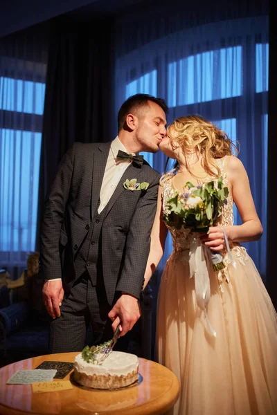 Glückliches Brautpaar Schneidet Hochzeitstorte — Stockfoto