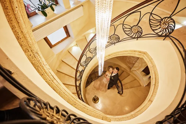 Uma Vista Cima Sobre Casal Casamento Final Escadas Madeira — Fotografia de Stock