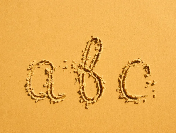 Alfabet Letters Een Handgeschreven Zand Strand — Stockfoto