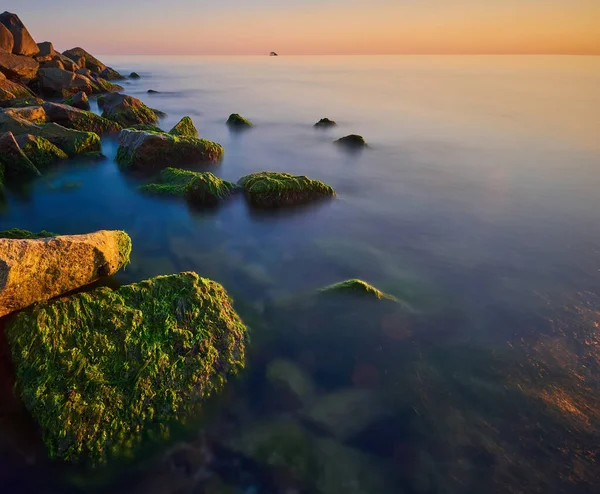 Медленный Затвор Морской Пейзаж Черный Камень Красивом Восходе Солнца — стоковое фото