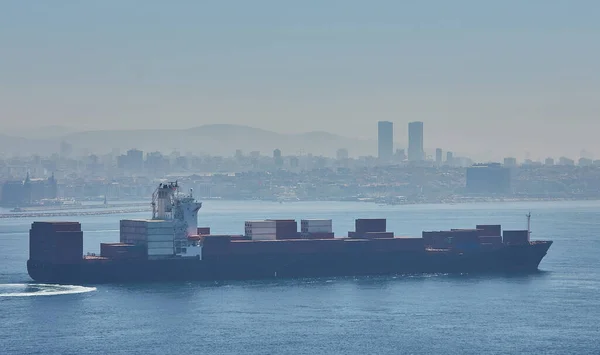 Navio Porta Contentores Totalmente Carregado Que Atravessa Bosprus Istambul — Fotografia de Stock