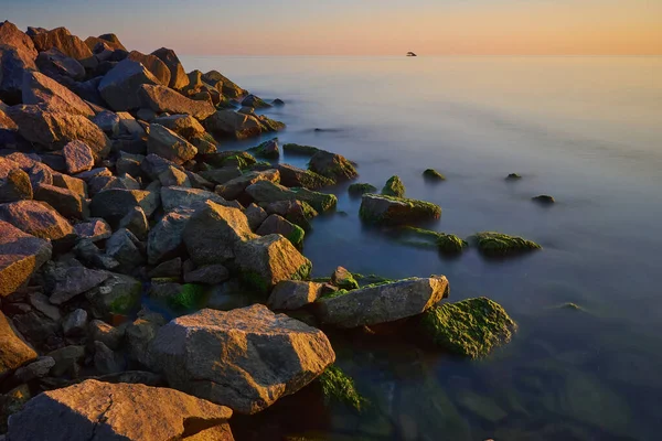 Paisagem Marinha Pôr Sol Mar Longo Obturador Com Pedras Rochas — Fotografia de Stock