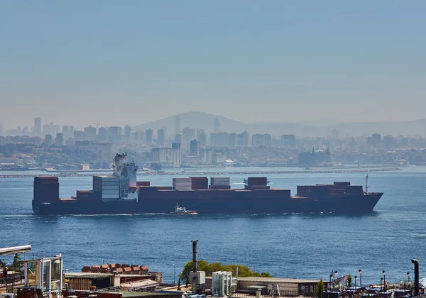 Plně Naložená Kontejnerová Loď Proplouvá Bosprusem Istanbulu — Stock fotografie