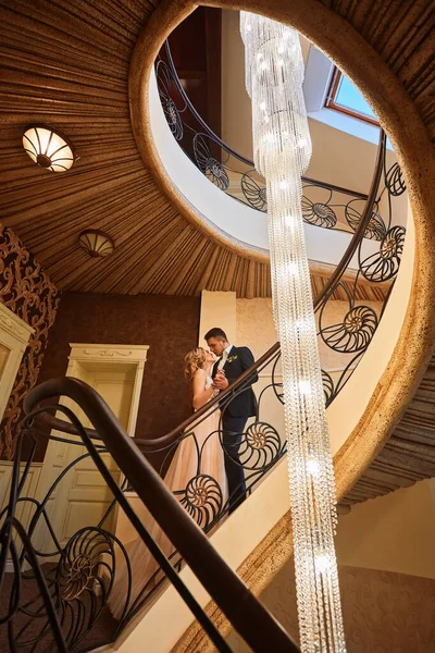 Couple Newlyweds Standing Stairs Luxurious Interior — Stock Photo, Image