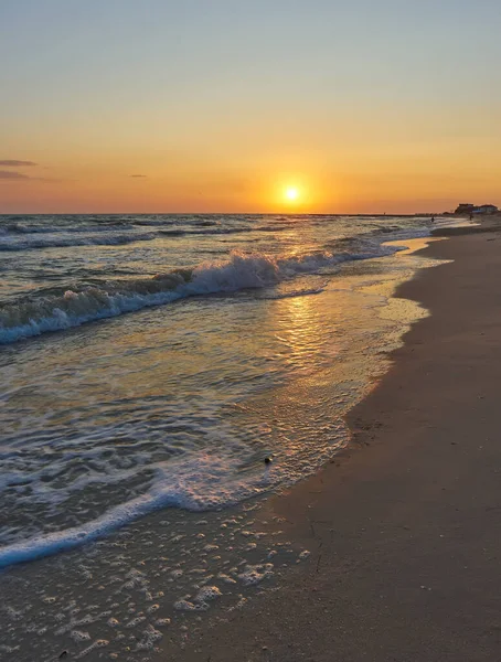 Zachte Zee Golven Bubbels Het Strand Met Zonsondergang Hemel Achtergrond — Stockfoto