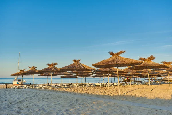 Playa Arena Con Sombrillas Tumbonas Fondo Del Mar Cielo Amanecer — Foto de Stock