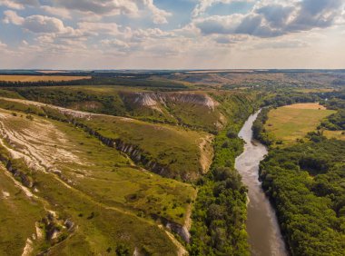 Severskiy Donets nehri, Ukrayna 'nın Svyatogorsk yakınlarında ayrılmış bir bölge olan tebeşir taşlarıyla çevrili. Drone fotoğrafı.