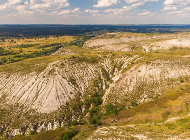 Ukrayna 'nın bozkır yüzeyindeki milyonlarca tebeşir dağı. Drone fotoğrafçılığı