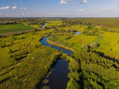 Kuşbakışı tarlalarla çevrili nehir kıvrımları..