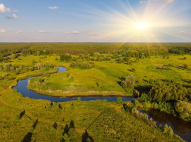 Kuşbakışı tarlalarla çevrili nehir kıvrımları..