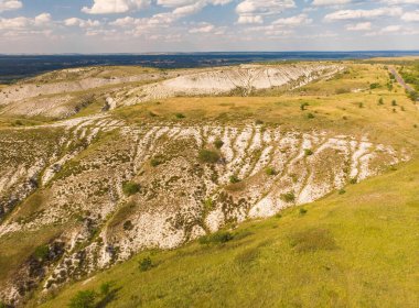 Ukrayna 'nın bozkır yüzeyindeki milyonlarca tebeşir dağı. Drone fotoğrafçılığı