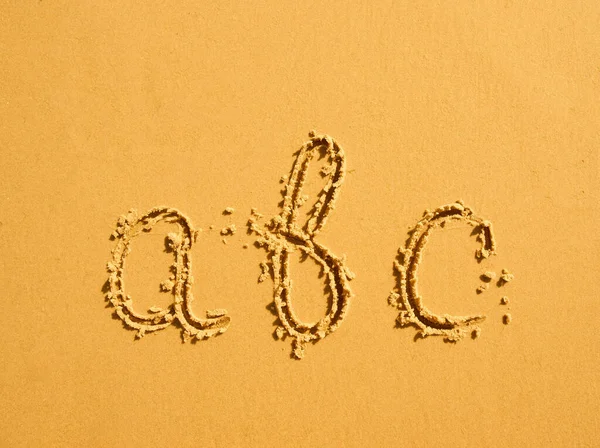 Alfabet Letters Een Handgeschreven Zand Strand — Stockfoto