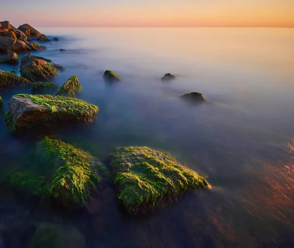 Медленный Затвор Морской Пейзаж Черный Камень Красивом Восходе Солнца — стоковое фото