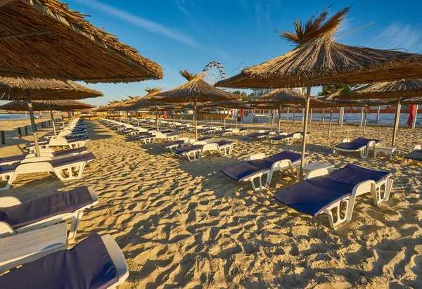 Sombrillas Tumbonas Paja Una Playa Idílico Complejo Tropical Para Unas — Foto de Stock