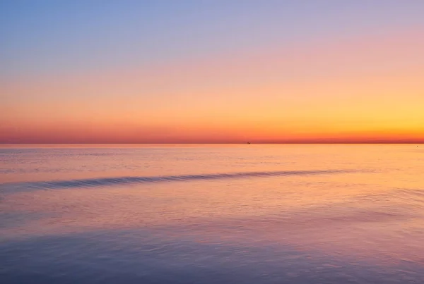 Crepúsculo Vivo Puesta Sol Cielo Desenfoque Movimiento Del Mar Bajo — Foto de Stock
