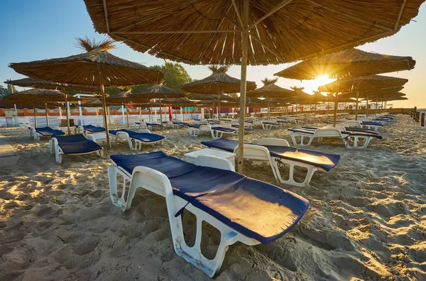 Amanecer Playa Tumbonas Sombrillas Los Rayos Del Sol Naciente Playa — Foto de Stock