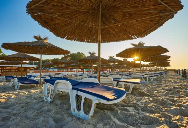 Playa Arena Con Sombrillas Tumbonas Fondo Del Mar Cielo Amanecer — Foto de Stock