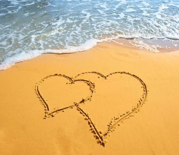 Twee Harten Handgeschreven Zand Van Tropische Strand Achtergrond — Stockfoto