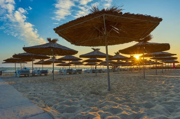 Playa Arena Con Sombrillas Tumbonas Fondo Del Mar Cielo Amanecer — Foto de Stock