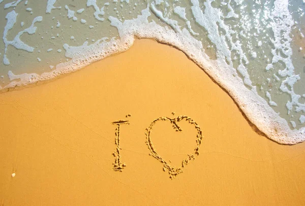 Deniz Plaj Kuma Çizilmiş Kalp — Stok fotoğraf