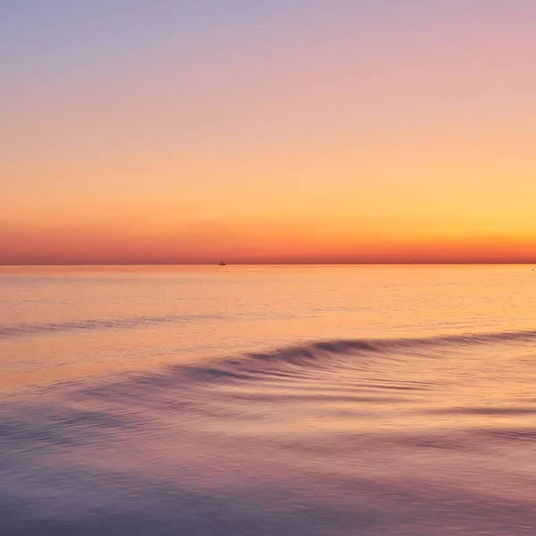 明るい夕暮れの空と長い露出効果の下で海の動きのぼかし — ストック写真