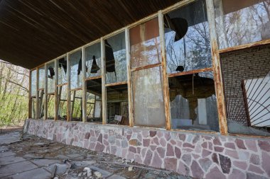Eski kırık pencere. Pripyat şehrinde terk edilmiş bina