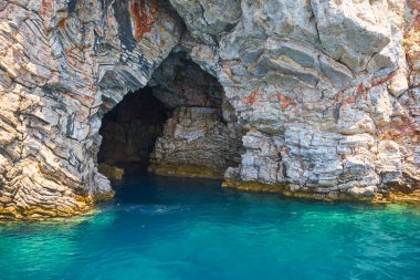 Marmaris yakınlarındaki mavi mağara, Türkiye. Buraya para saçmak isteyenler. Mağaraya tekneyle gidebilirsiniz..