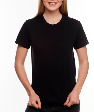 Ön manzara - Reklam ve tişört tasarımı konsepti. Siyah tişört ve siyah kot giyen şık bir kadının, promosyonunuz için fotokopi yeri olan beyaz stüdyo duvarının önünde dikilmiş kesilmiş portresi.