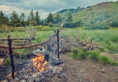 Yemek kahvaltı dağlarda yanıyor. Kamp sezon