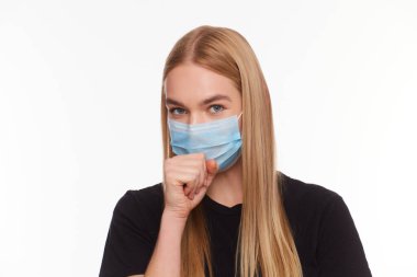 Tıbbi maskeli kadın hasta, öksüren kız, beyaz arka plan, kopyalama alanı