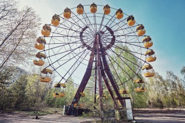 Pripyat 'taki eğlence parkında terk edilmiş dönme dolap. Çernobil nükleer santral yabancılaşma bölgesi