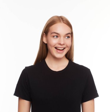 Genç, güzel sarışın kadın, boş siyah tişörtle poz veriyor. Tasarımınız ya da çiziminiz için hazır.