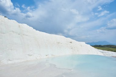 Türkiye 'nin güneybatısındaki Denizli' de teraslı ve doğal havuzlu Pamukkale 'nin kaplıcaları