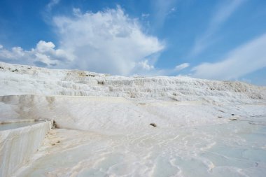 Pamukkale, Türkiye 'deki doğal travertin havuz ve terasları. Pamukkale, Türkçe pamuk kale demek.