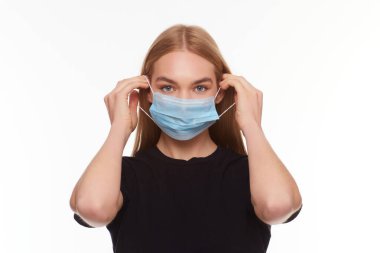 Kız enfeksiyondan korunmak için tıbbi maske takıyor. Sağlık ve Tıp Konsepti.