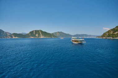 Marmaris, Türkiye 'deki körfezden ayrılan gemi